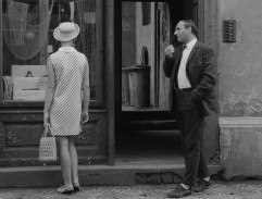 Ludvík vychází z obchůdku