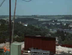 stavenisko nad údolím