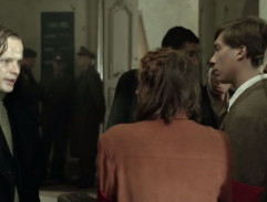 na chodbe ubytovne mládeže