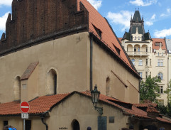 Před synagogou