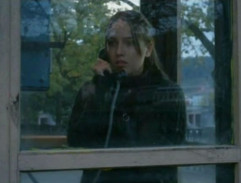 Gábina v telefonní budce