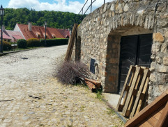 pri hradných toaletách