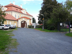 Před zámkem