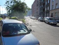 Přítel před domem