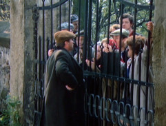 U hřbitovní brány