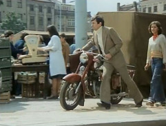 Rudi Lorenz krade motorku na náměstí