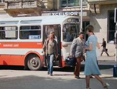 Autobus pred hotelom Excelsior