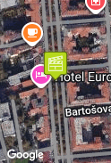 V Brně u hotelu